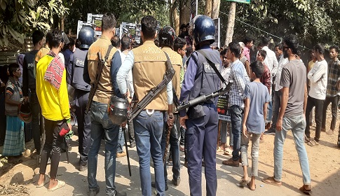 মাদারীপুরে হত্যাকাণ্ডের ঘটনায় অপরাধীদের ফাঁসির দাবিতে মানববন্ধনে পুলিশের বাধার অভিযোগ