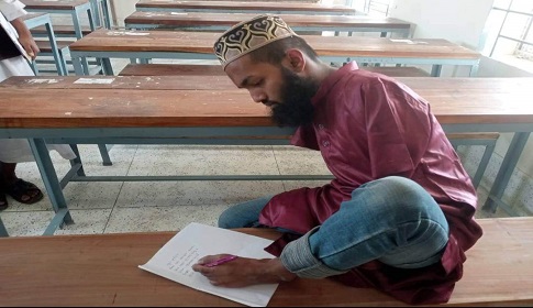 পা দিয়ে লিখে আলিম পরীক্ষায় ৪.৫৭ পেলেন হাবিব
