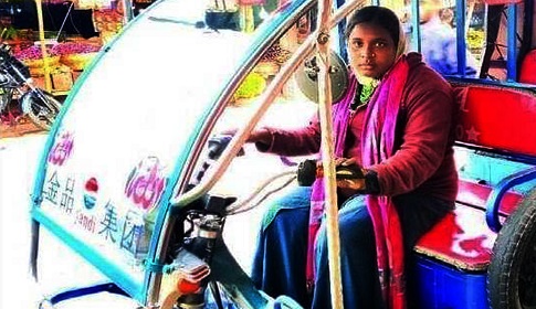 রুমার সংসার চলে অটো রিকশার চাকায়