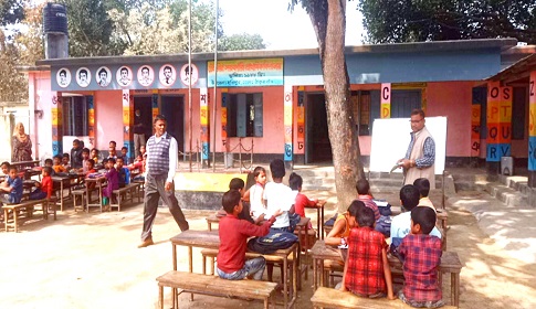 পরিত্যক্ত ভবনের সংষ্কার না হওয়ায় খোলা আকাশের নিচেই পাঠদান