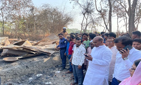 কলাপাড়ায় অগ্নিকান্ডে তিনটি বসত ঘর ভস্মিভূত, দুর্ঘটনাস্থলে এমপি মহিব