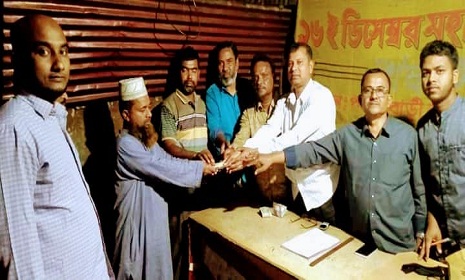 পলাশবাড়ীতে দোকানঘর পুড়ে যাওয়া ক্ষতিগ্রস্ত ব্যবসায়ীদের মাঝে আর্থিক অনুদান প্রদান
