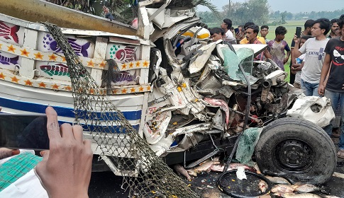 মাছবাহী ট্রাকের সাথে যাত্রীবাহি বাসের মুখোমুখি সংঘর্ষে নিহত ১