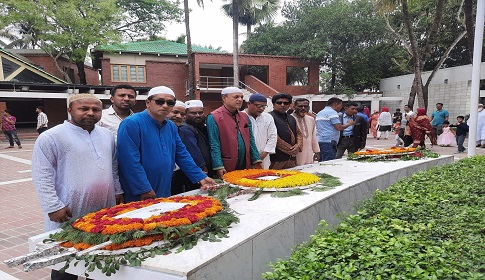 বঙ্গবন্ধুর মাজার জিয়ারত করলেন পলাশবাড়ী উপজেলা আ.লীগের সভাপতি