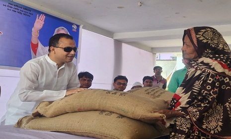 সাভারে প্রধানমন্ত্রীর উপহার ১৫ টাকা কেজি দরে চাল বিতরণ