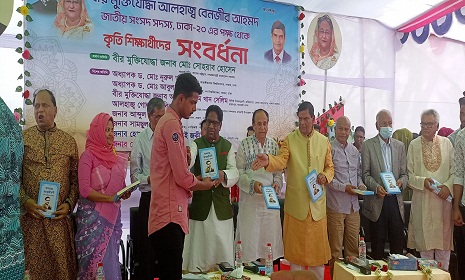 ধামরাইয়ে কৃতি শিক্ষার্থীদের সর্ম্বধনা