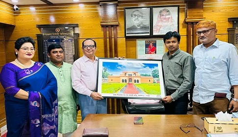 রাজা সীতারাম রায়ের বাড়ীর উন্নয়ন আলোকচিত্র এমপির হাতে তুলে দিলেন মহম্মদপুর উপজেলা নির্বাহী কর্মকর্তা