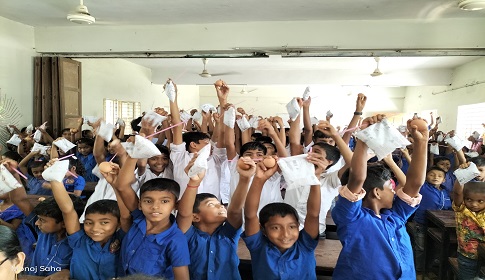 স্মার্ট বাংলাদেশ বিনির্মাণে শিক্ষার্থীদের দুধ-ডিম খাওয়ানো উৎসব গোপালগঞ্জে