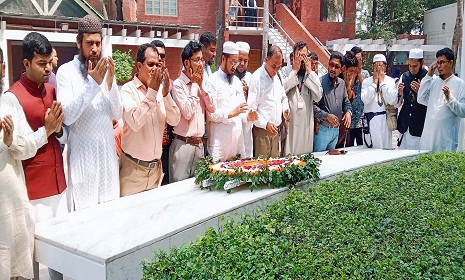 টুঙ্গিপাড়ায় বঙ্গবন্ধুর সমাধিতে ভাংগা প্রেসক্লাবের শ্রদ্ধা নিবেদন
