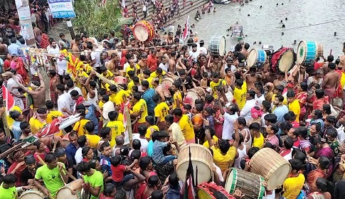 গোপালগঞ্জের শ্রীধাম ওড়াকান্দিতে হিন্দু ধর্মাবলম্বীদের সর্ববৃহৎ মহাবারুনীর স্নানোৎসব 