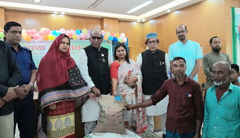 বড়াইগ্রামে বিনামূল্যে কৃষি প্রণোদনা পেলেন ৭ হাজার ১০০ কৃষক 