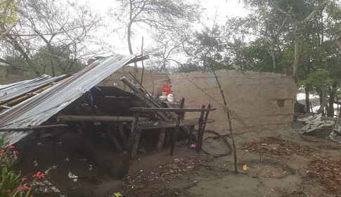 শ্যামনগরে হঠাৎ কালবৈশাখীতে ক্ষতিগ্রস্ত শতাধিক ঘরবাড়ি 