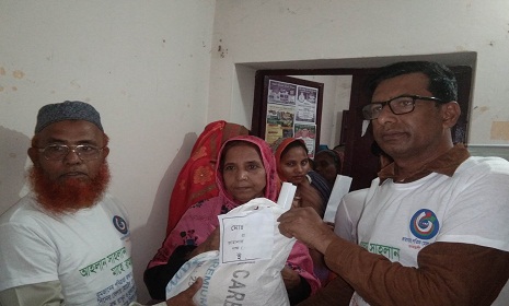 আমতলীতে অসহায় ও দুস্থ পরিবারের মাঝে ইফতার সামগ্রী বিতরণ