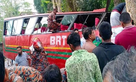 ঝালকাঠিতে বৈদ্যুতিক খুঁটিতে বিআরটিসি বাসের ধাক্কা, নিহত ২