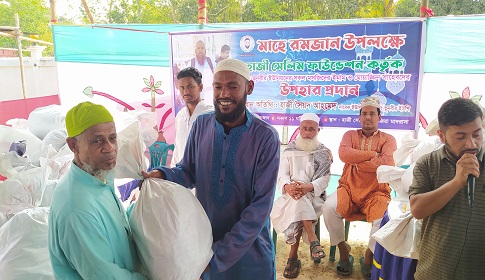 ইমাম ও মুয়াজ্জিনের মধ্যে ইফতার সামগ্রী বিতরণ করলেন হাজী সেলিম ফাউন্ডেশন