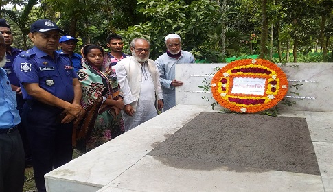 দুই শহীদ বীর মুক্তিযোদ্ধার কবর ও তিন বধ্যভূমিতে ফুল দিয়ে শ্রদ্ধা জানালো উপজেলা প্রশাসন