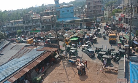 সড়কের বিষফোড়া ‘ব্রিজঘাট বাজার’