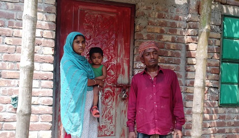 বোয়ালমারীতে পুলিশের সহায়তায় বসতভিটা থেকে মেয়ে ও জামাতাকে উচ্ছেদের চেষ্টা