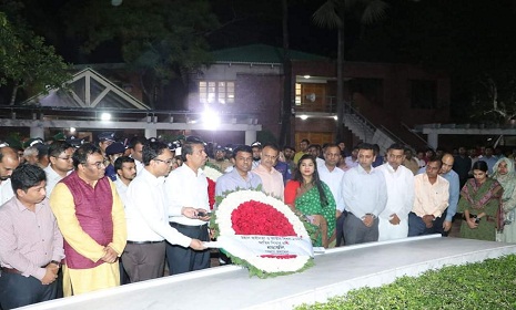 মহান স্বাধীনতা ও জাতীয় দিবসের প্রথম প্রহরে বঙ্গবন্ধুর সমাধিতে মানুষের ঢল