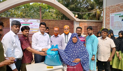 কালুখালীতে ১০০ পরিবারের মাঝে খাদ্য ও ইফতার সামগ্রী বিতরণ