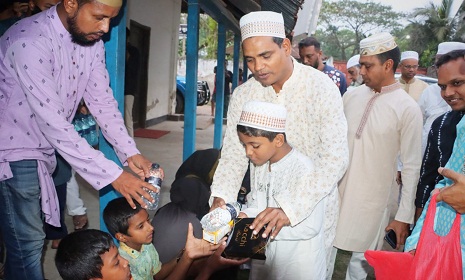 অসহায় গরীব দুস্থদের মাঝে নোয়াখালী পুলিশ সুপারের ইফতার বিতরণ