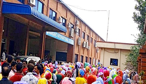 দোভাষীকে অপসারণ ও বেতন-বোনাস বাড়ানোর দাবিতে ঈশ্বরদী ইপিজেডে শ্রমিক বিক্ষোভ