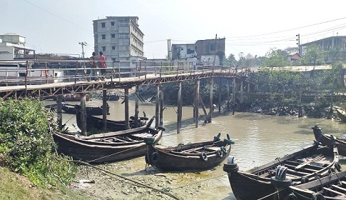 আশ্বাস দেয়, প্রতিশ্রুতি দেয়, কিন্তু পাকা সেতু দেয় না!