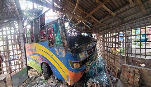 নিয়ন্ত্রণ হারিয়ে দোকানের মধ্যে যাত্রীবাহি বাস, আহত ১০