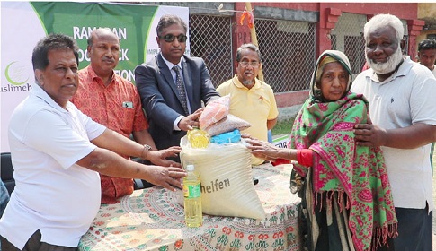 নওগাঁয় সাড়ে ৪শ' পরিবারের মাঝে খাদ্য সামগ্রী বিতরণ