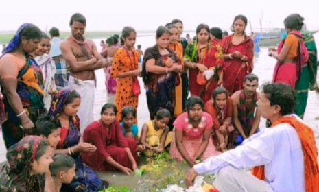 যমুনা নদীতে গঙ্গাস্নানে পূর্ণ্যার্থীদের ঢল