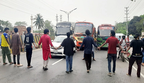 সাংবাদিক শামসুজ্জামানের মুক্তির দাবিতে ঢাকা-আরিচা মহাসড়ক অবরোধ