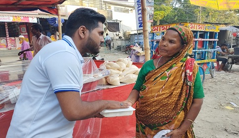 টাঙ্গাইলে সুবিধাবঞ্চিতদের প্রতিদিন ইফতার দিচ্ছে ‘শিশুদের জন্য ফাউন্ডেশন’