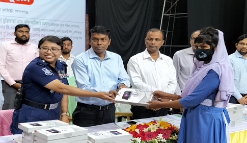 গোপালগঞ্জে প্রধানমন্ত্রীর উপহারের ট্যাব পেল ৩৪২ মেধাবী 