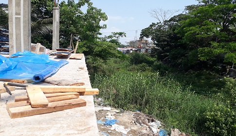 শ্রীনগরে খালের জায়গা দখল করে ভবন নির্মাণের অভিযোগ 
