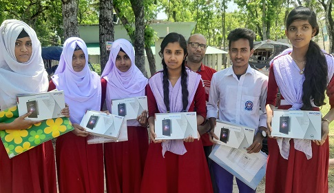 বড়াইগ্রামে প্রধানমন্ত্রীর উপহার পেয়ে উচ্ছ্বসিত ২৮২ মেধাবী শিক্ষার্থী