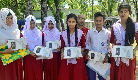 বড়াইগ্রামে প্রধানমন্ত্রীর উপহার পেয়ে উচ্ছ্বসিত ২৮২ মেধাবী শিক্ষার্থী