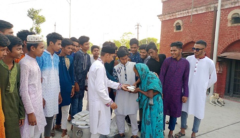 সান্তাহারে টিফিনের টাকা জমিয়ে ছিন্নমূল মানুষদের ইফতার করালেন শিক্ষার্থীরা