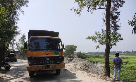 শ্রীনগরে সড়কের পাশের কৃষি জমি ও জলাশয় ভরাট চলছেই