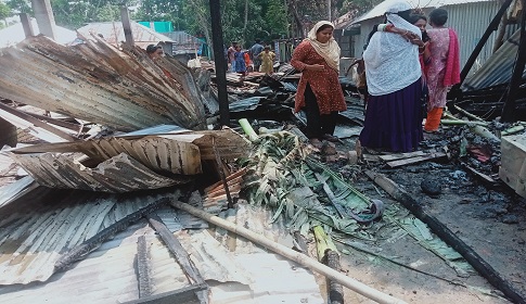 লোহাগড়ায় আগুনে ১০ ঘর পুড়ে ছাই, ২০ লক্ষ টাকার ক্ষতি