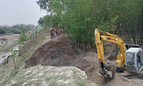কুষ্টিয়ার হিসনা নদীপাড়ের মাটি বিক্রি করছে পানি উন্নয়ন বোর্ড!