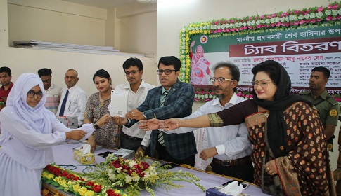 মহম্মদপুরে শিক্ষার্থীদের মধ্যে ট্যাব বিতরণ 