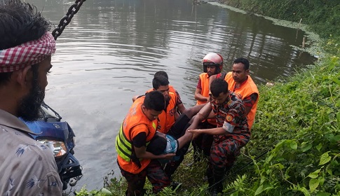 শ্রীনগরে পিকআপ ভ্যান নিয়ন্ত্রণ হারিয়ে নিহত ১ 
