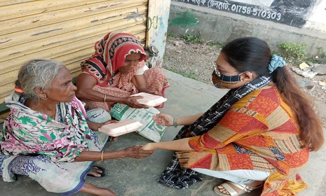 কলেজ ছাত্রী জেসিনার ইফতার বিতরণ