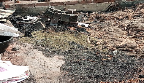 মহম্মদপুরে অগ্নিকাণ্ডে কয়েকটি ব্যবসা প্রতিষ্ঠান পুড়ে ছাই 