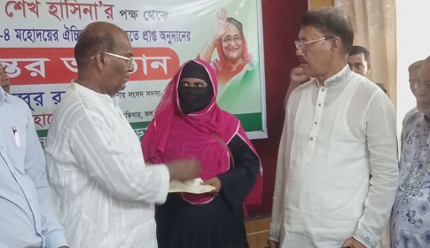কলাপাড়ায় প্রধানমন্ত্রীর পক্ষে ঈদ উপহারের চেক হস্তান্তর করলেন এমপি মহিব্বুর রহমান