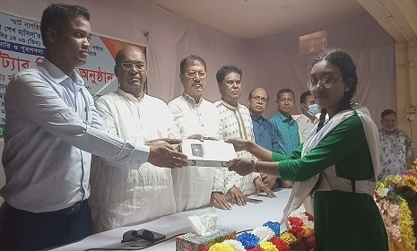 কলাপাড়ায় ১৭৪ শিক্ষার্থীকে প্রধানমন্ত্রীর উপহার হস্তান্তর