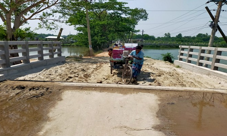 কুষ্টিয়ায় সেতু করেই লাপাত্তা ঠিকাদার, ভোগান্তিতে হাজার হাজার মানুষ