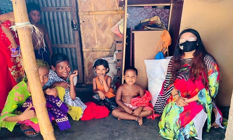 ছিন্নমূল, অসহায় মেয়েদের মাঝে কলেজ ছাত্রী জেসিনার বস্ত্র বিতরণ