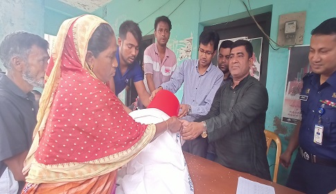 মহাম্মদপুরে ভিজিএফ কার্ডধারীদের মধ্যে চাল বিতরণ 