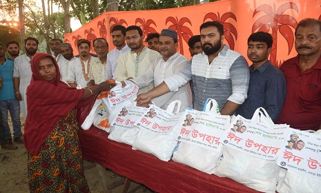 যশোরের দেয়াড়ায় ছাত্রলীগের উদ্যোগে ঈদ উপহার সামগ্রী বিতরণ